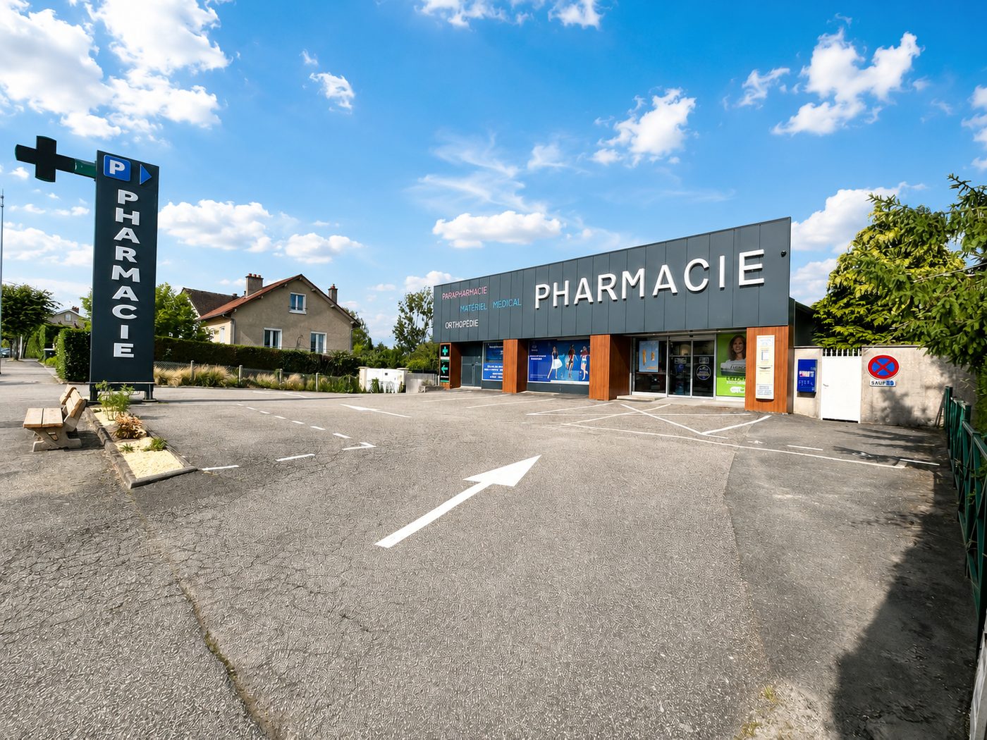 La Pharmacie VIAU à Couzeix : façade moderne et parking gratuit