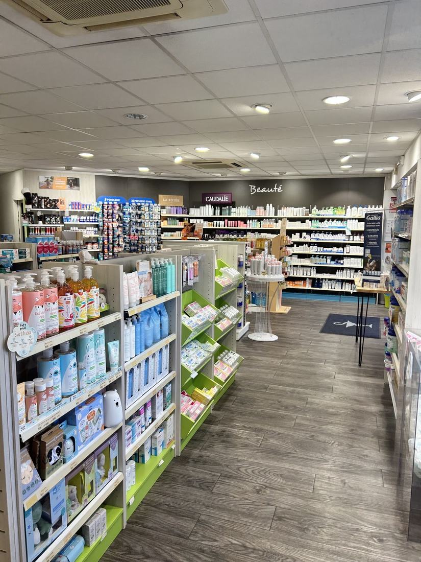 L'intérieur lumineux de la Pharmacie VIAU