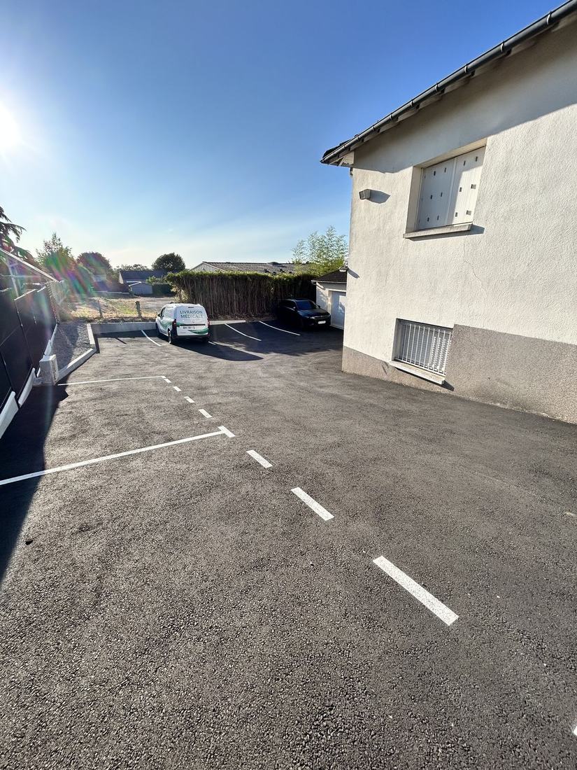 Le parking arrière de la Pharmacie VIAU et son véhicule de livraison